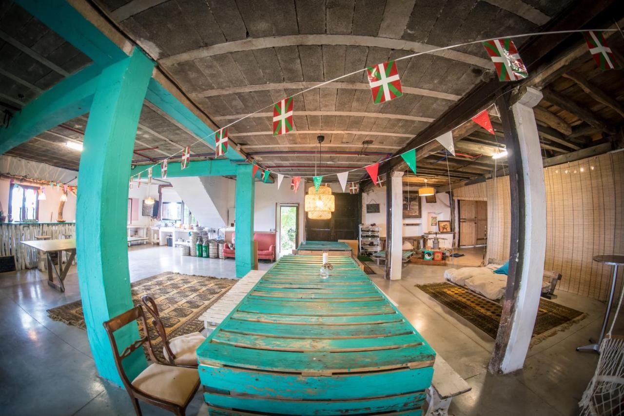 Surf Camp San Sebastian Partyhostel Aia Екстериор снимка