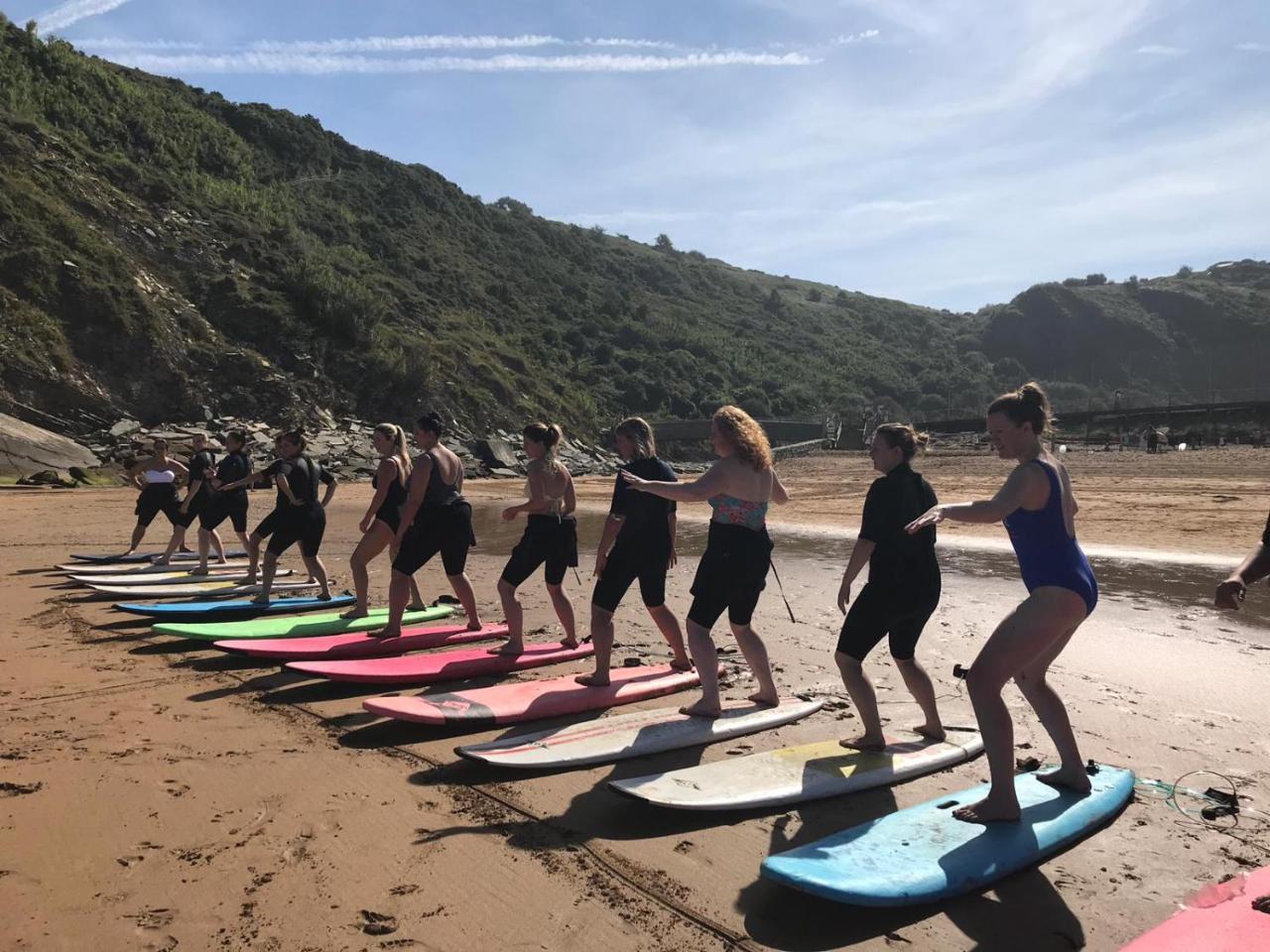 Surf Camp San Sebastian Partyhostel Aia Екстериор снимка